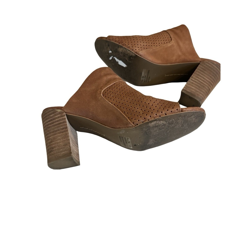 Adam Tucker Women's Perforated‎ Leather Tan Slip On Mule Shoes Heels Size 7.5M - Picture 6 of 7